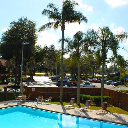 Отель Ramada By Wyndham Temple Terrace/Tampa North Экстерьер фото
