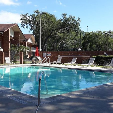Отель Ramada By Wyndham Temple Terrace/Tampa North Экстерьер фото