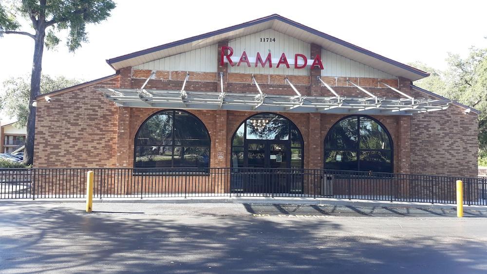 Отель Ramada By Wyndham Temple Terrace/Tampa North Экстерьер фото