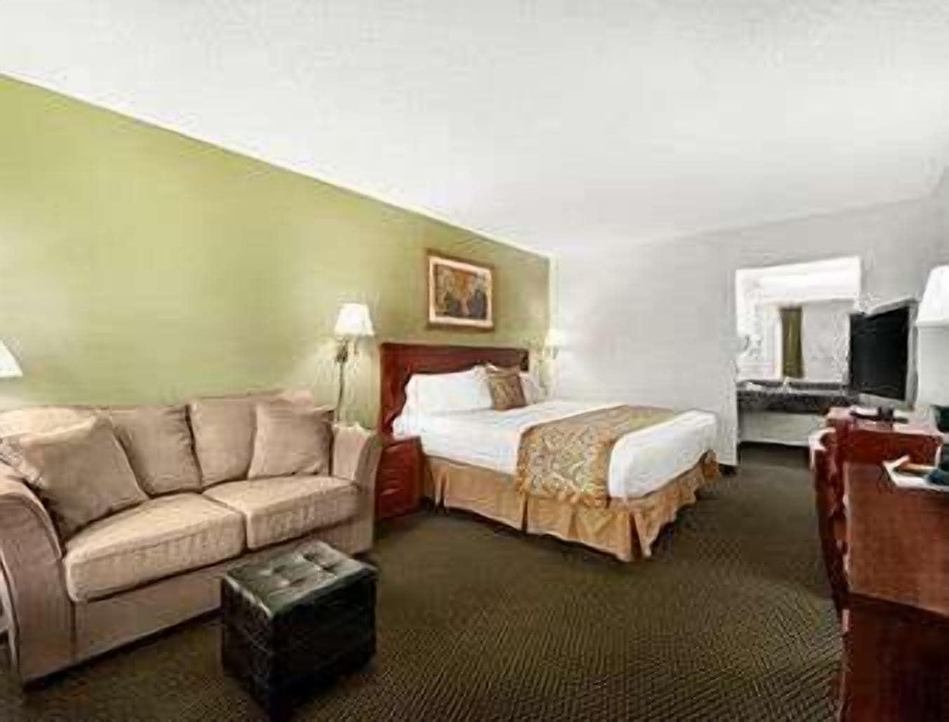 Отель Ramada By Wyndham Temple Terrace/Tampa North Экстерьер фото