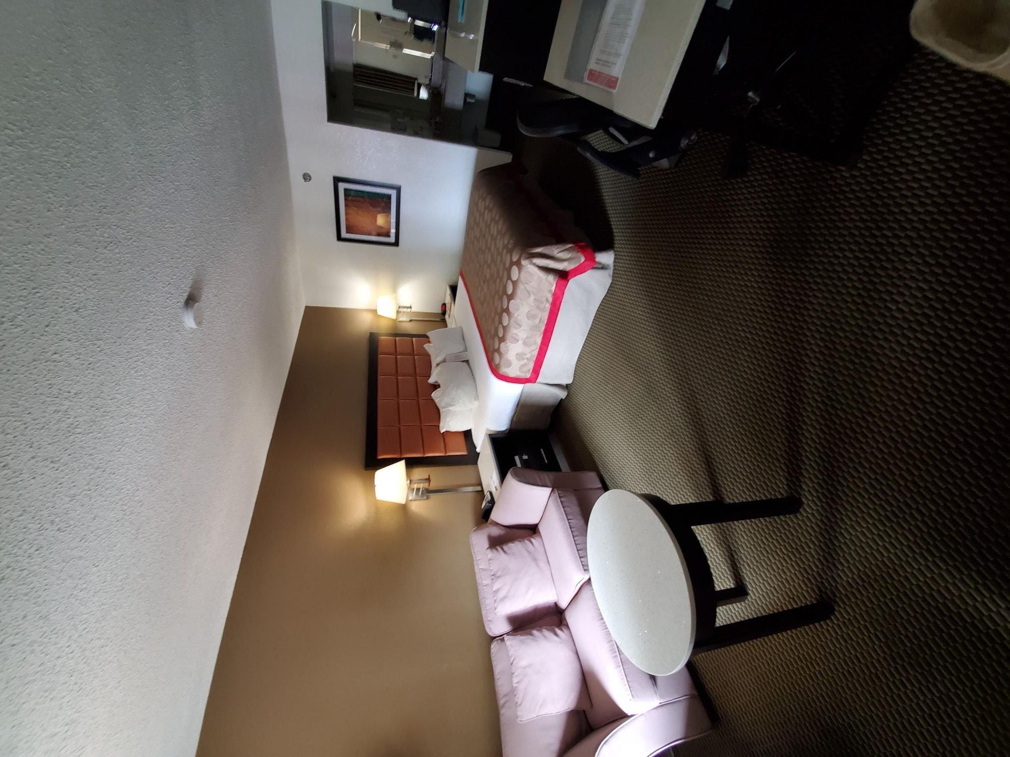 Отель Ramada By Wyndham Temple Terrace/Tampa North Экстерьер фото