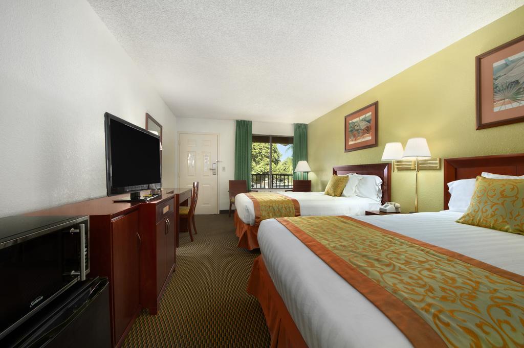 Отель Ramada By Wyndham Temple Terrace/Tampa North Номер фото