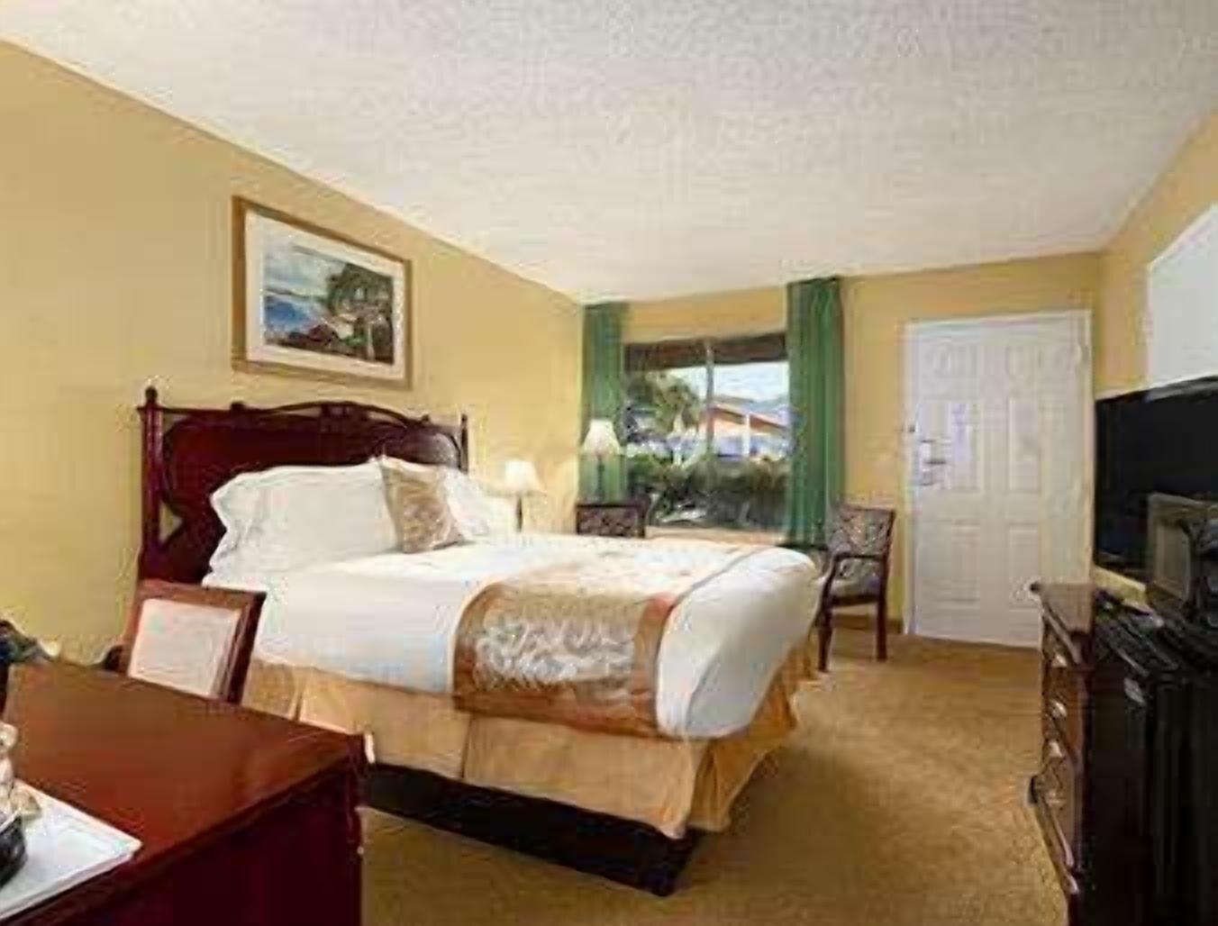 Отель Ramada By Wyndham Temple Terrace/Tampa North Экстерьер фото