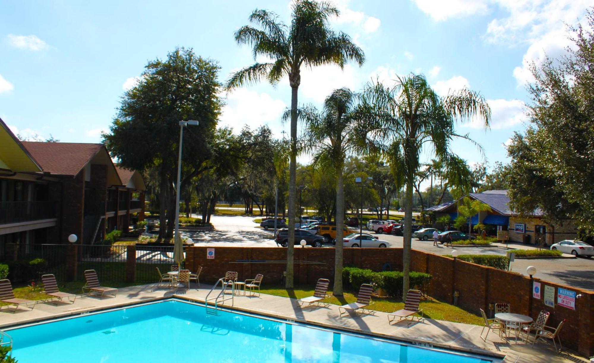 Отель Ramada By Wyndham Temple Terrace/Tampa North Экстерьер фото