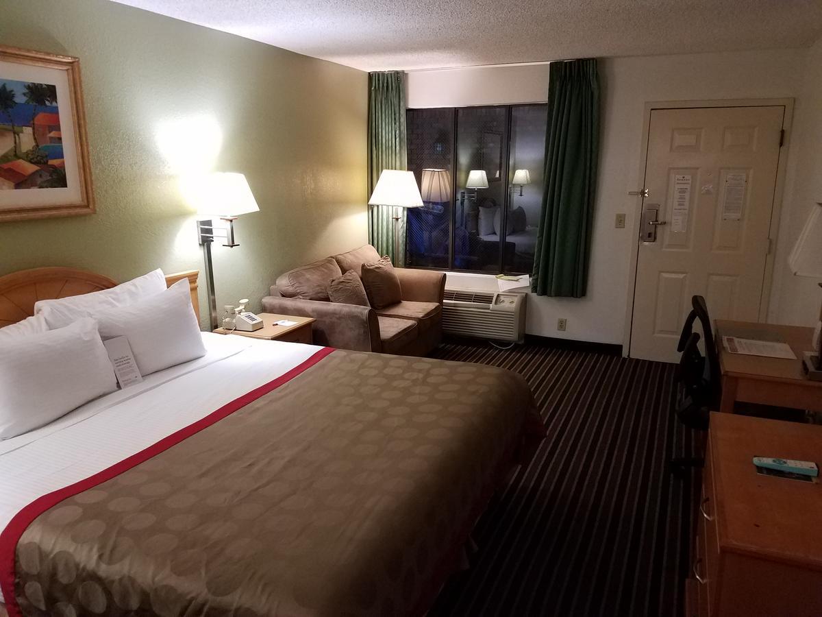Отель Ramada By Wyndham Temple Terrace/Tampa North Экстерьер фото