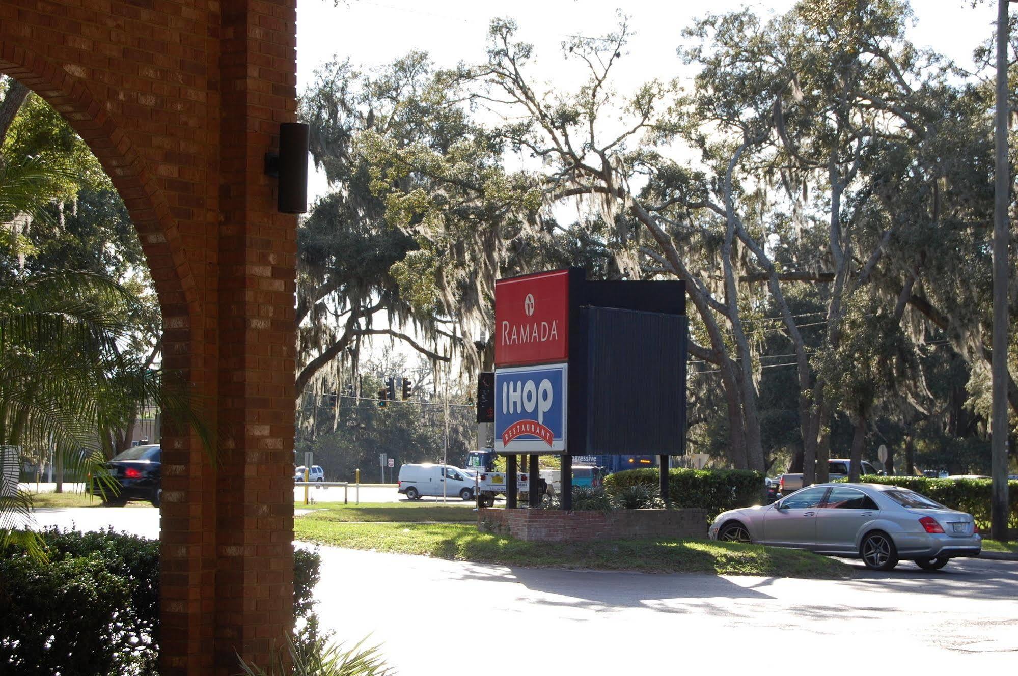 Отель Ramada By Wyndham Temple Terrace/Tampa North Экстерьер фото