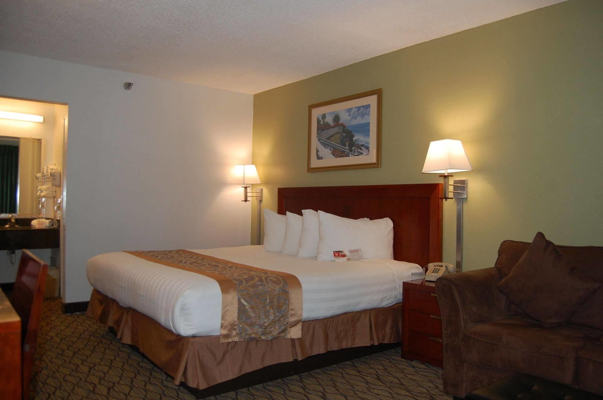 Отель Ramada By Wyndham Temple Terrace/Tampa North Экстерьер фото