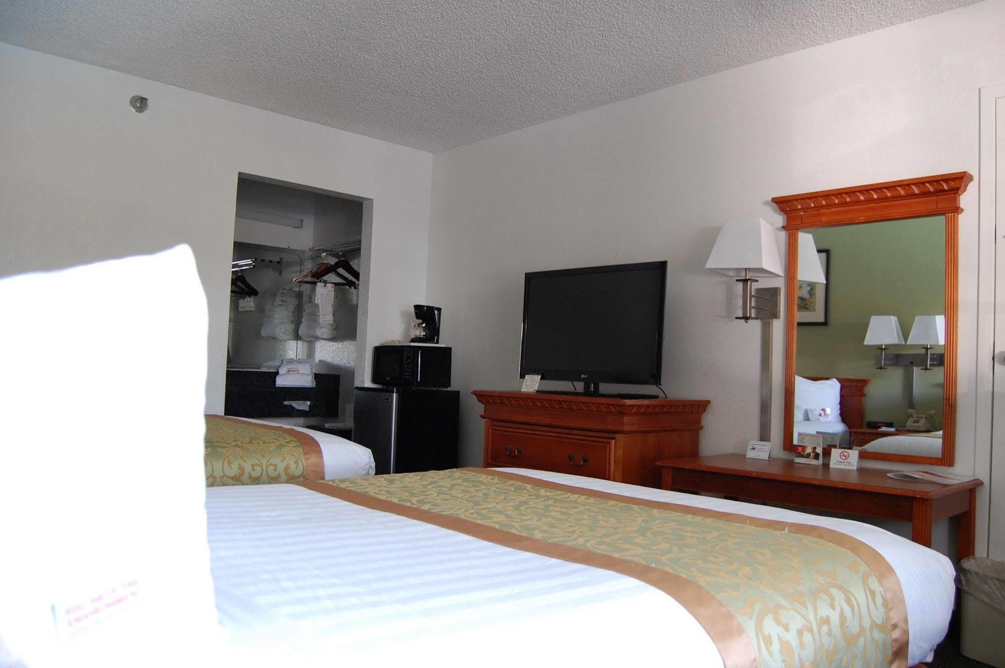 Отель Ramada By Wyndham Temple Terrace/Tampa North Экстерьер фото