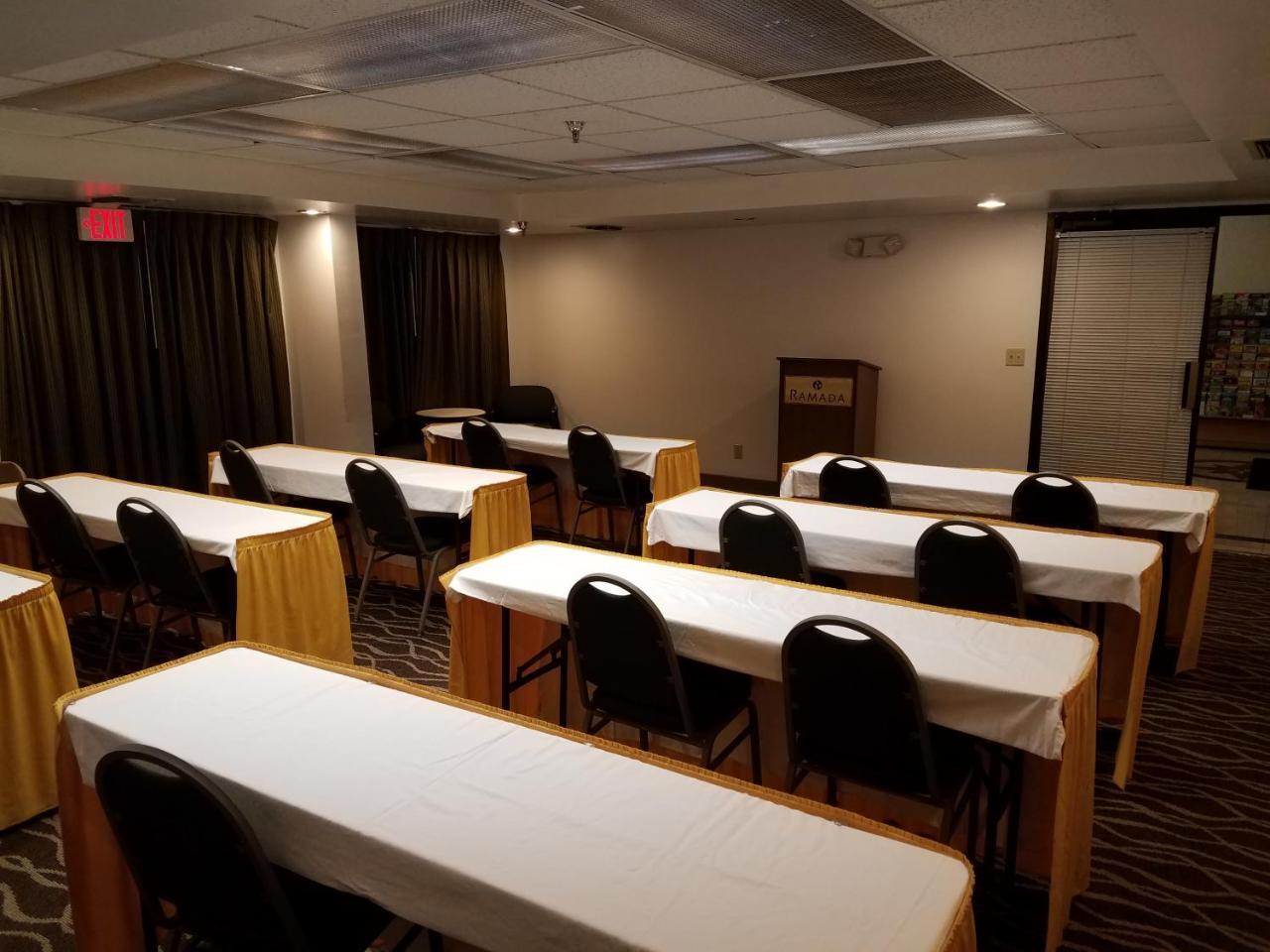 Отель Ramada By Wyndham Temple Terrace/Tampa North Экстерьер фото