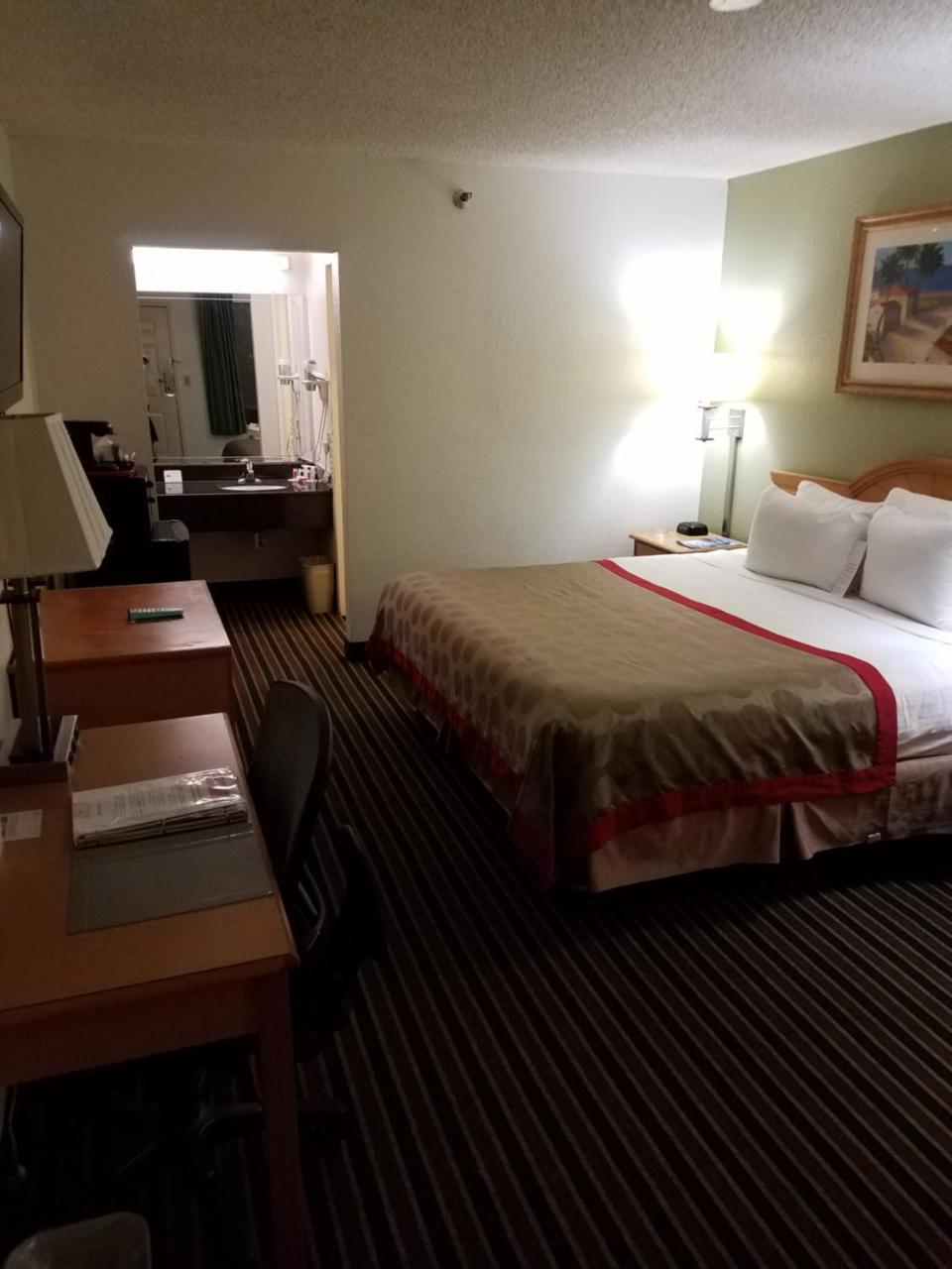 Отель Ramada By Wyndham Temple Terrace/Tampa North Экстерьер фото