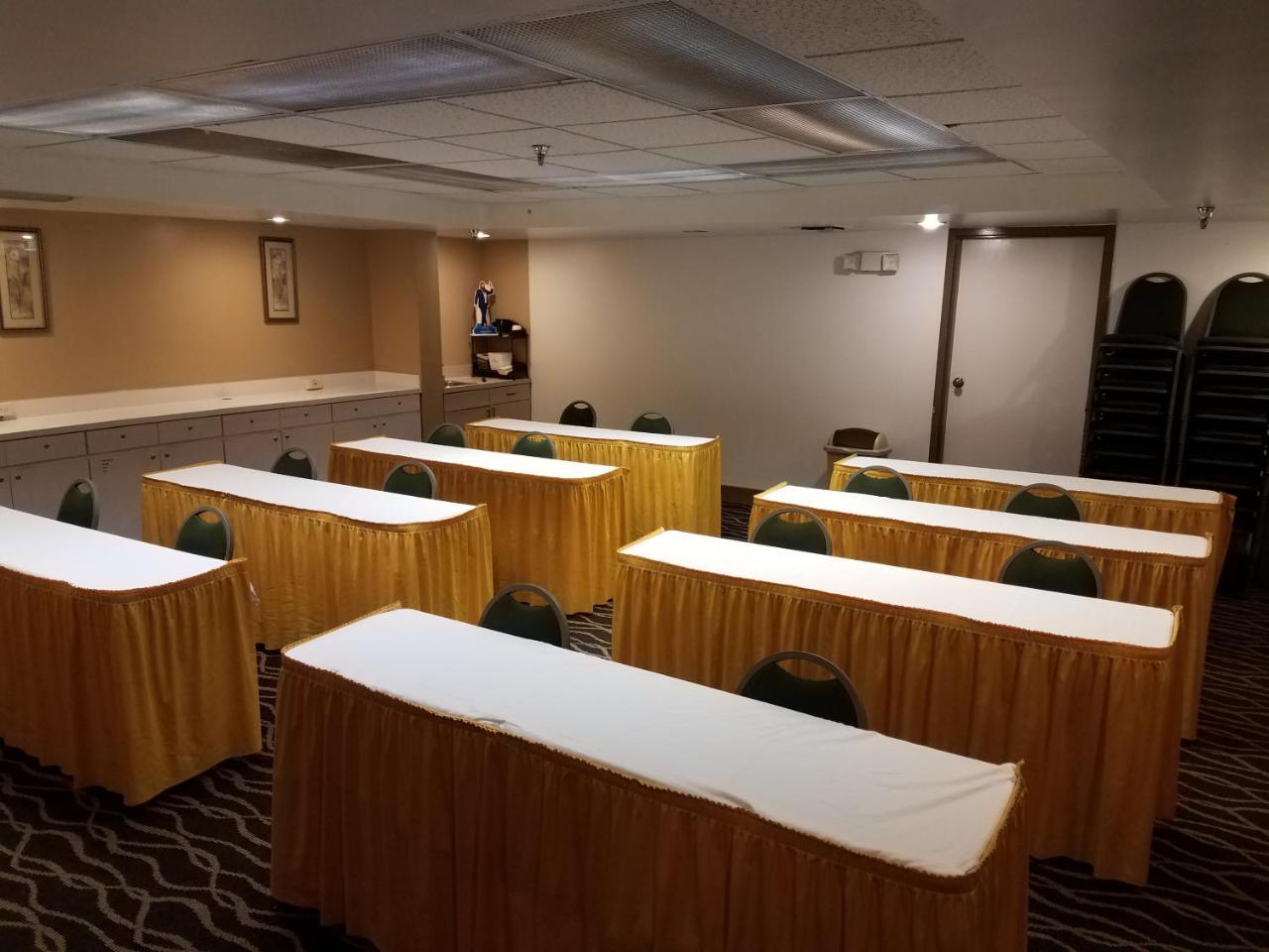 Отель Ramada By Wyndham Temple Terrace/Tampa North Экстерьер фото