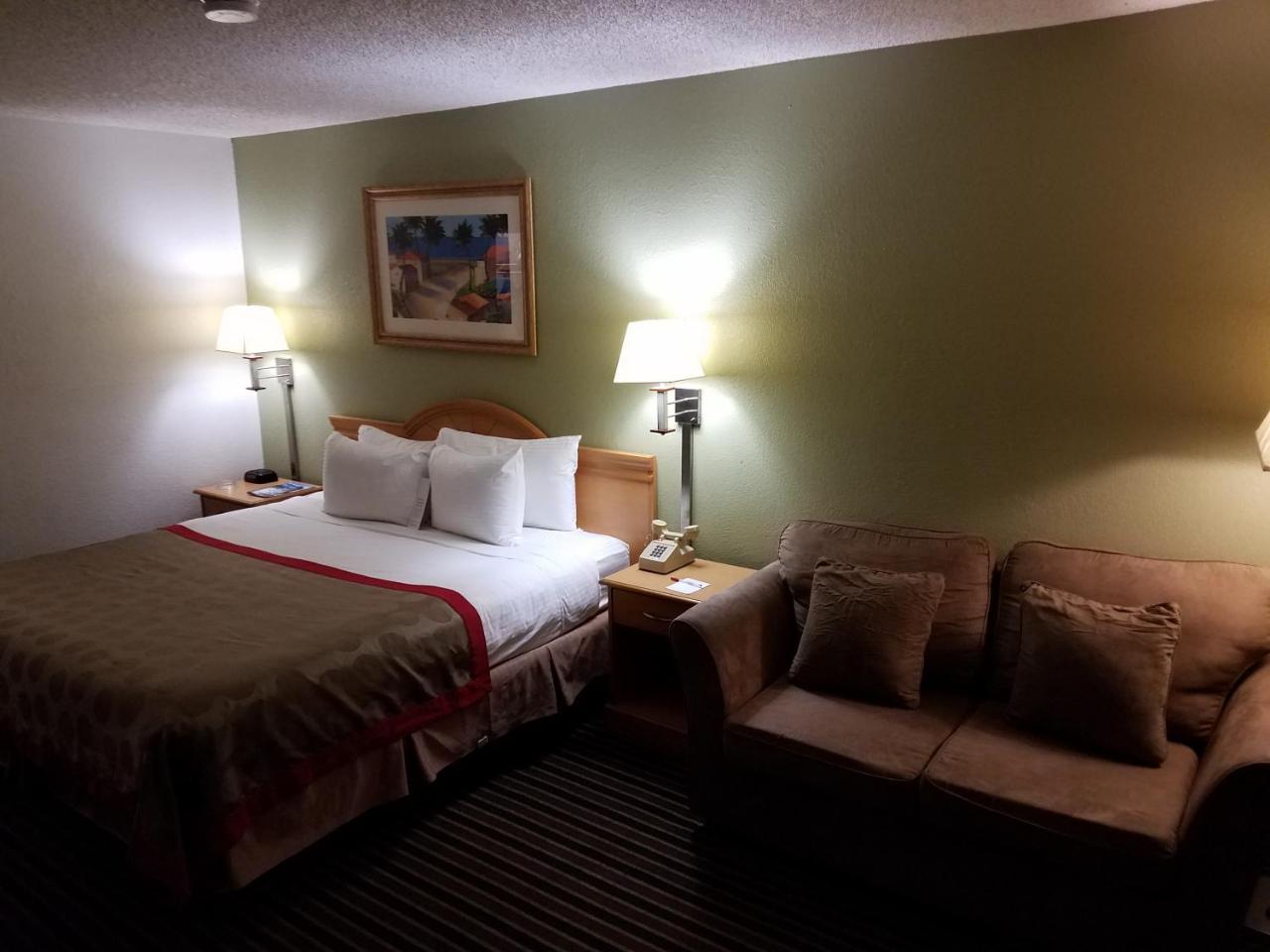 Отель Ramada By Wyndham Temple Terrace/Tampa North Экстерьер фото