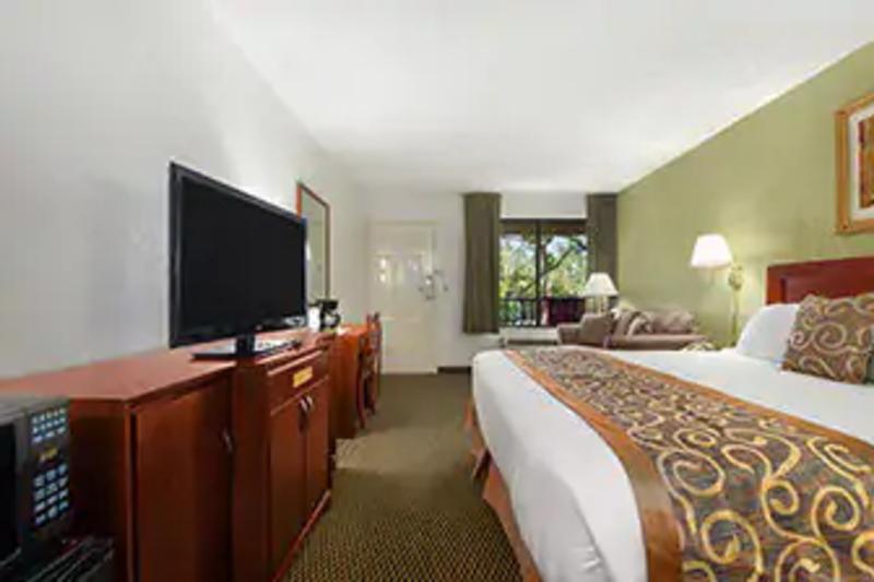 Отель Ramada By Wyndham Temple Terrace/Tampa North Экстерьер фото