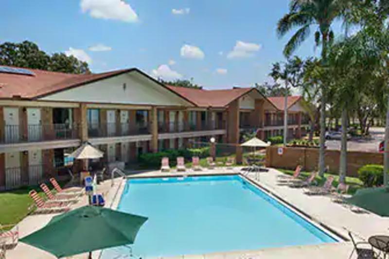 Отель Ramada By Wyndham Temple Terrace/Tampa North Экстерьер фото