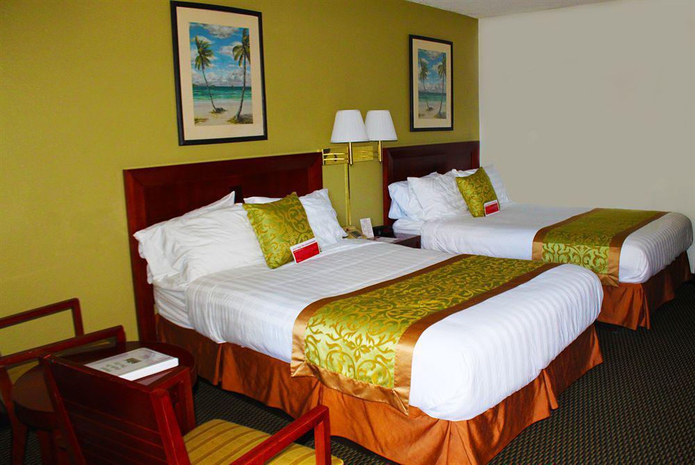 Отель Ramada By Wyndham Temple Terrace/Tampa North Экстерьер фото