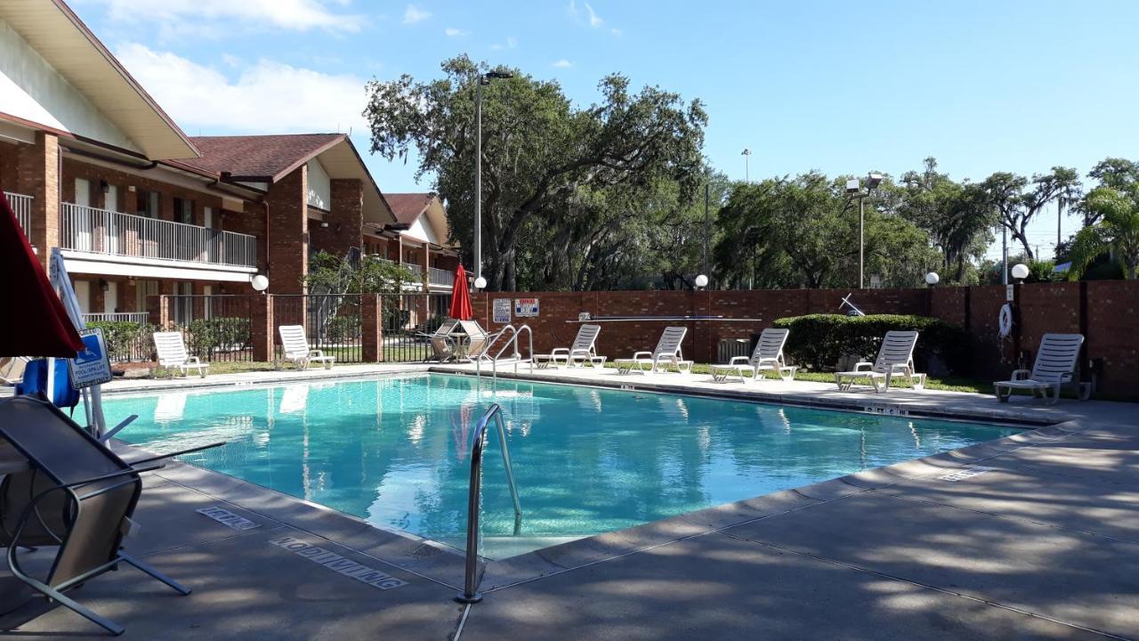 Отель Ramada By Wyndham Temple Terrace/Tampa North Экстерьер фото