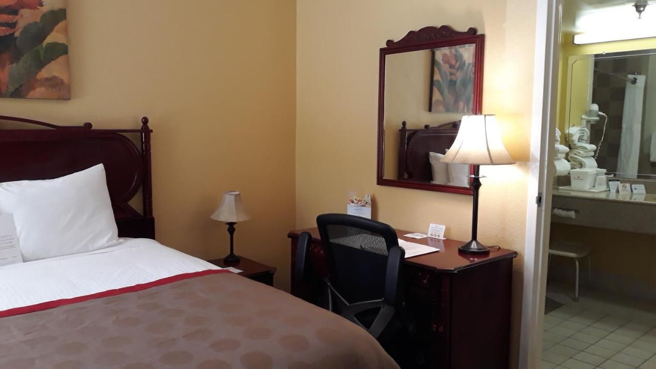 Отель Ramada By Wyndham Temple Terrace/Tampa North Экстерьер фото