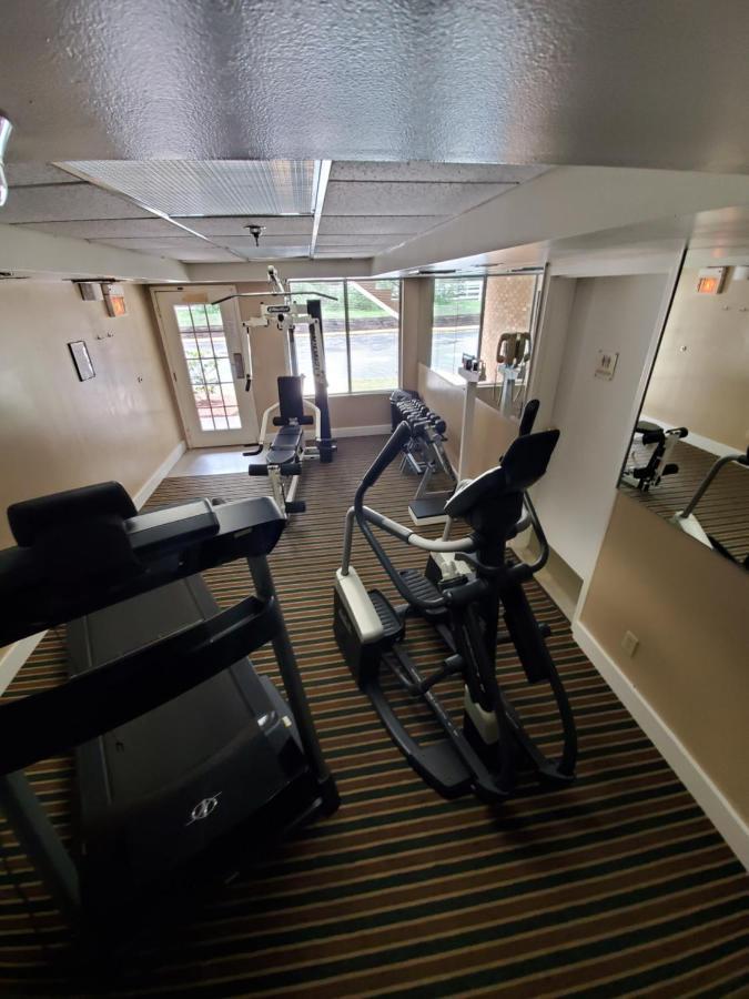 Отель Ramada By Wyndham Temple Terrace/Tampa North Экстерьер фото